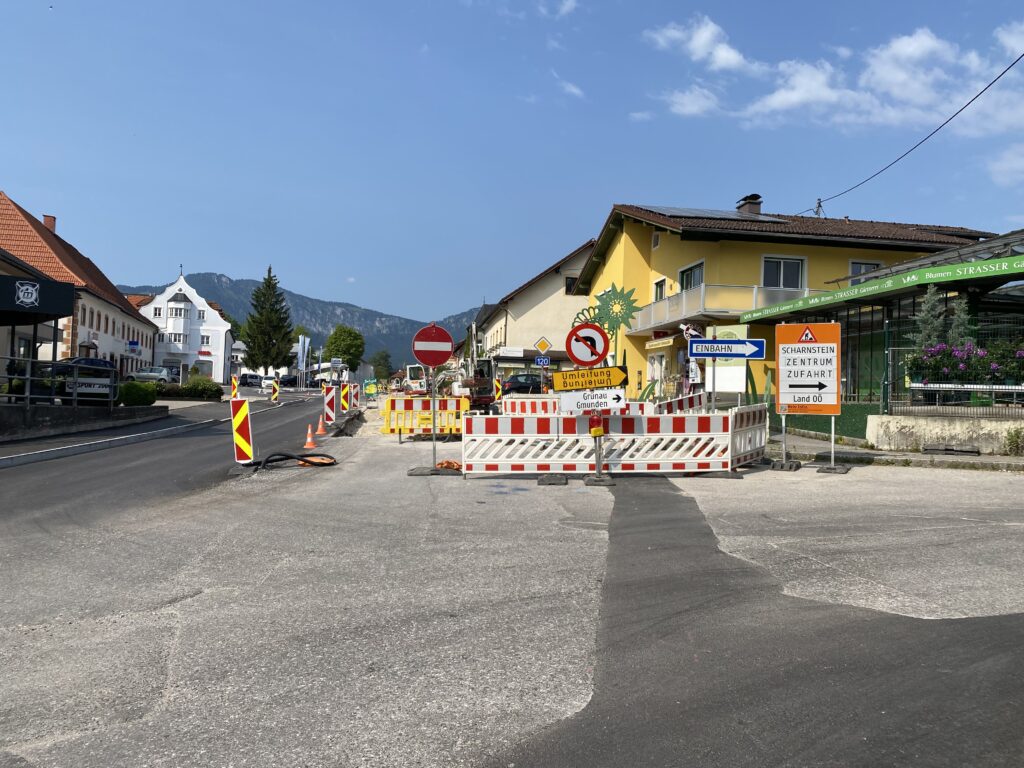 Hier sehen Sie ein Bild der B120 Baustelle in Scharnstein. Hier sieht man das Baustellen Chaos.