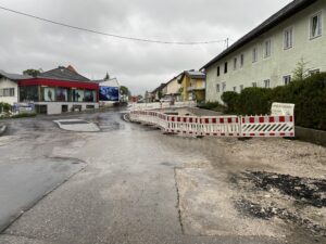 Hier sehen eine gefährliche Verkehrssituation an der Schlosskurve in Scharnstein die an der B120 liegt. Hier sieht man warum ein Verstoß gegen Baurecht Planungsrecht und Verwaltungsrecht herrscht.