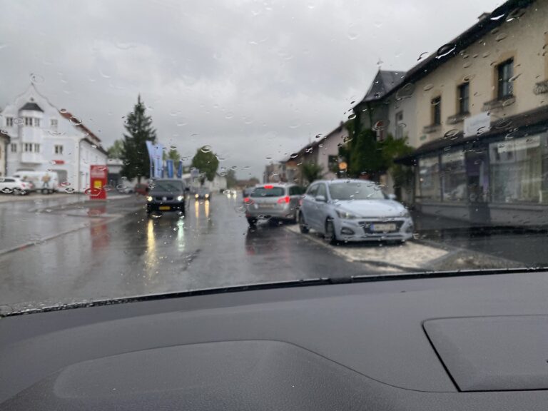 Hier sehen Sie einen Verkehrsstau in Scharnstein wegen einem einparkenden Auto.