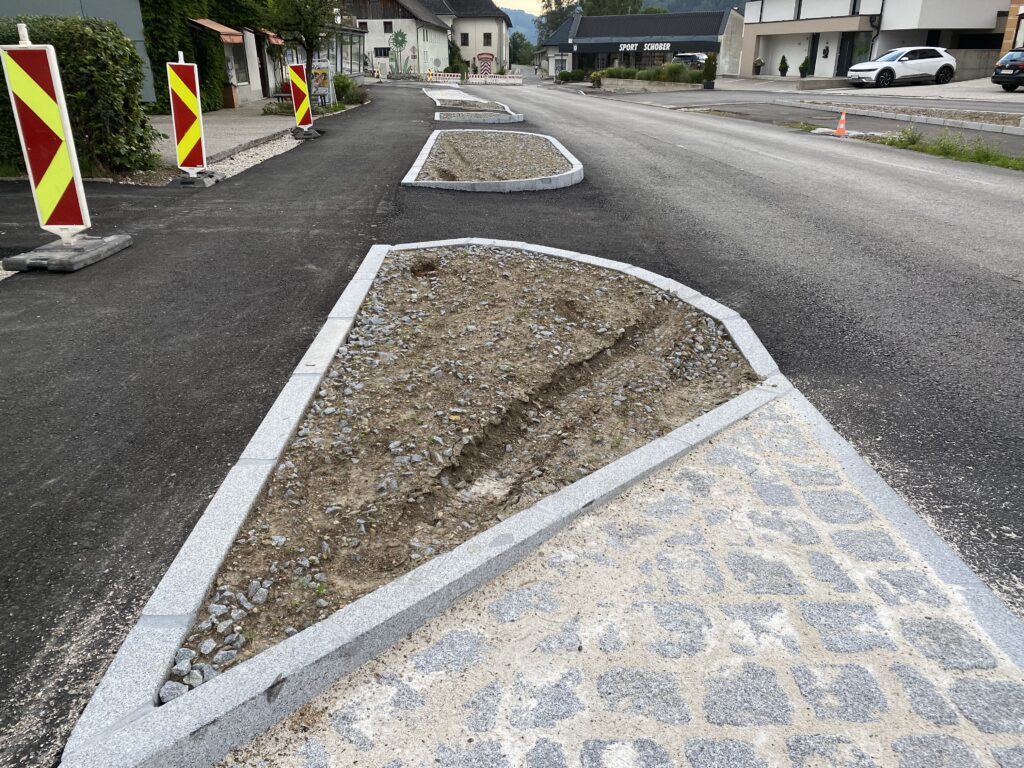 Hier sehen Sie eine Parkbucht die an der B120 in Scharnstein liegt und einen Radweg kreuzt.