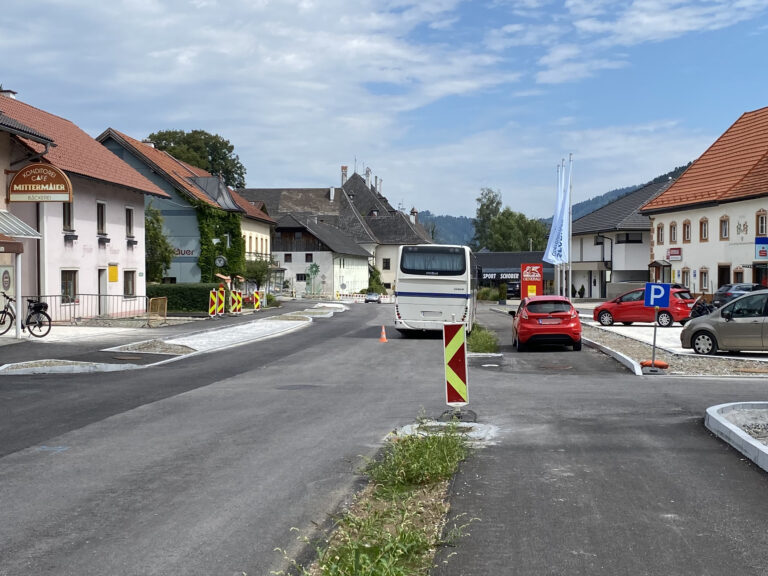 Hier sehen Sie einen parkenden Bus, weil er einen Motorschaden hat.